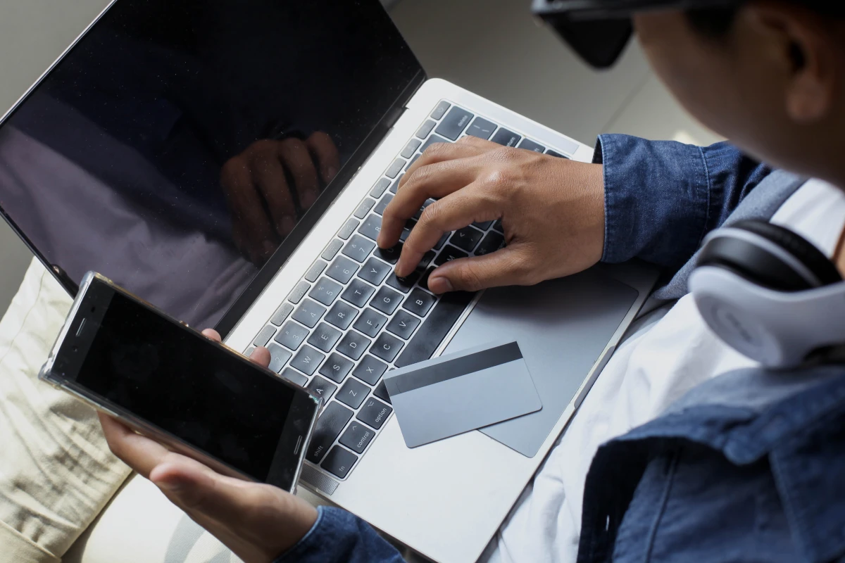 Les droits des consommateurs face aux pratiques commerciales en ligne : Protégez-vous et faites valoir vos droits